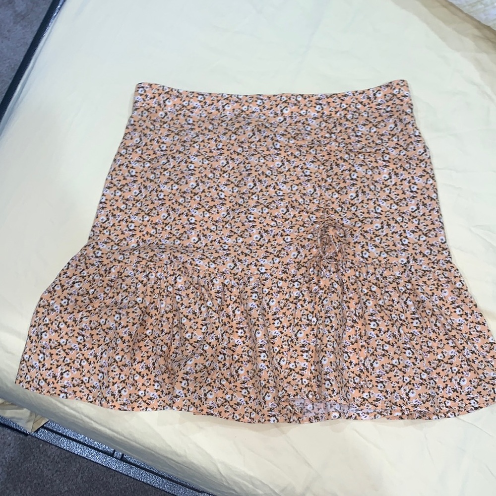 Wild Fable floral skirt with cinching tie up and an elastic waist. Size M